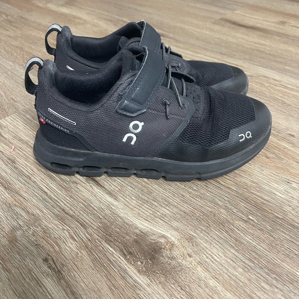 On Cloud Running Kid’s Black Sneakers